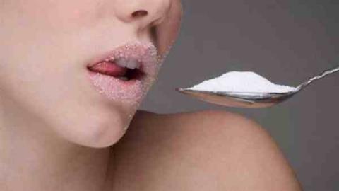 لصحتك.. لا تتناول أكثر من ٦ملاعق سكر يوميا! لصحتك.. لا تتناول أكثر من ٦ملاعق سكر يوميا!