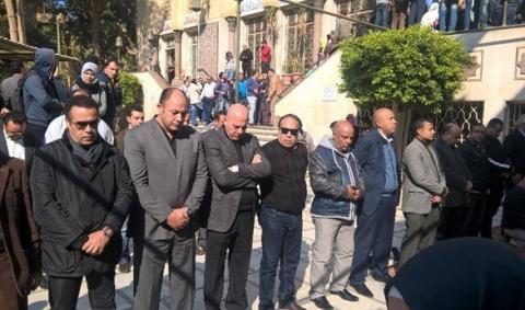 تشييع جثمان «حمادة إمام» إلى مثواه الأخير بمقابر العائلة بالبساتين تشييع جثمان «حمادة إمام» إلى مثواه الأخير بمقابر العائلة بالبساتين