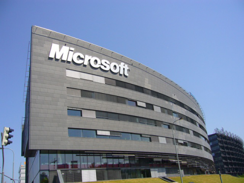 Microsoft ... توقع إتفاقية شراكه مع 11 شركة مصنعه لأجهزة أندرويد Microsoft ... توقع إتفاقية شراكه مع 11 شركة مصنعه لأجهزة أندرويد