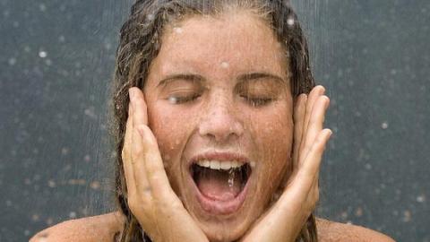 صدق أو لا تصدق.. غسل الوجه أثناء الاستحمام يدمر البشرة صدق أو لا تصدق.. غسل الوجه أثناء الاستحمام يدمر البشرة